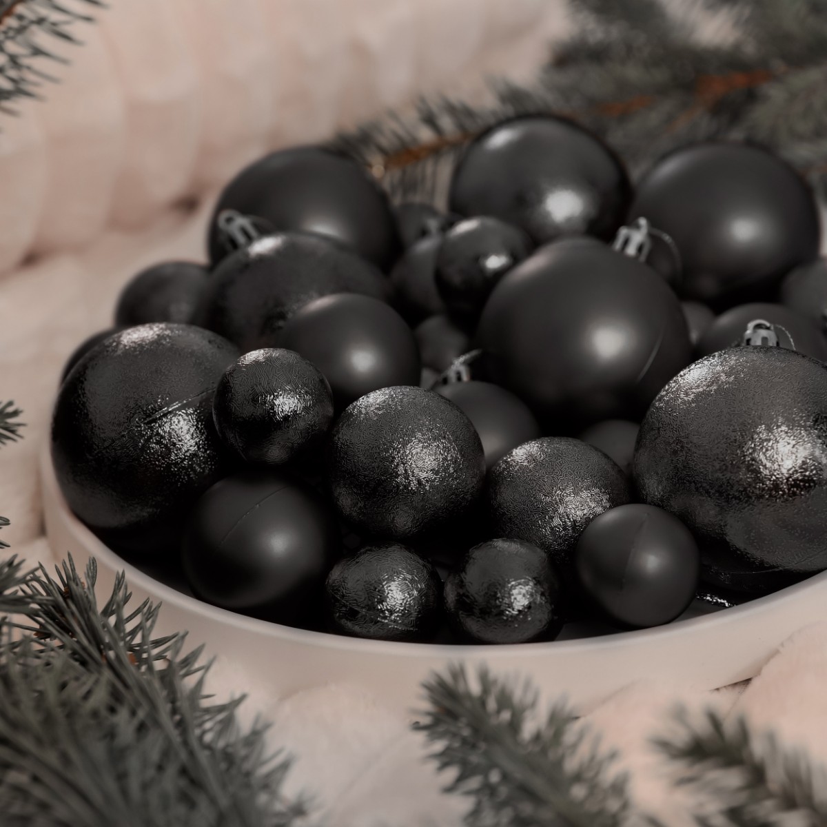 Bombki choinkowe dzięki ich gładkiej, lustrzanej powierzchni i efektownemu wykończeniu brokatem, perfekcyjnie odbijają światło, intensyfikując efekt migoczących i błyszczących ozdób